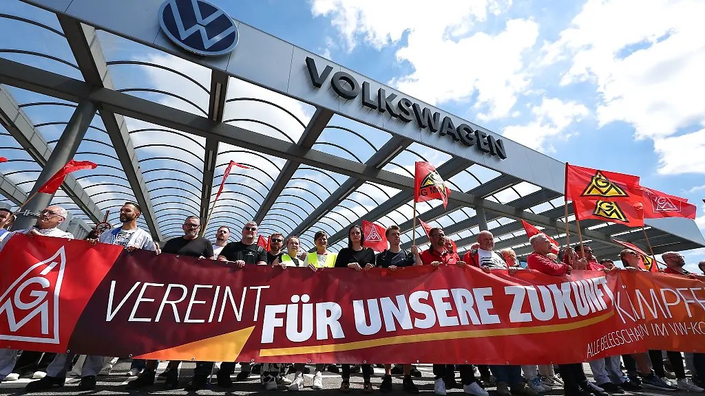 Beschaeftigte-von-Volkswagen-beteiligen-sich-an-einer-Informations-und-Protestaktion-der-IG-Metall-vor-dem-VW-Werk-in-Zwickau