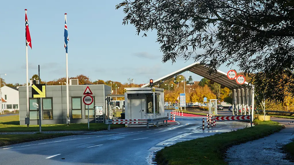 Blick-auf-den-deutsch-daenischen-Grenzuebergang-Krusau-Krusa-Kupfermuehle-auf-daenischer-Seite