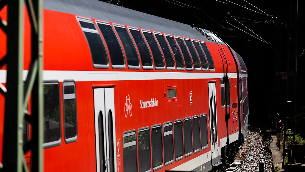 Ein-Zug-der-Schwarzwaldbahn-kollidierte-bei-Gegenbach-mit-einem-Auto