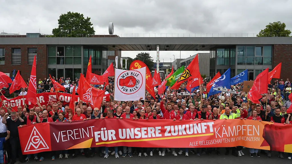 Rund-1-500-Teilnehmer-versammelten-sich-laut-IG-Metall-bei-der-Kundgebung-in-Emden