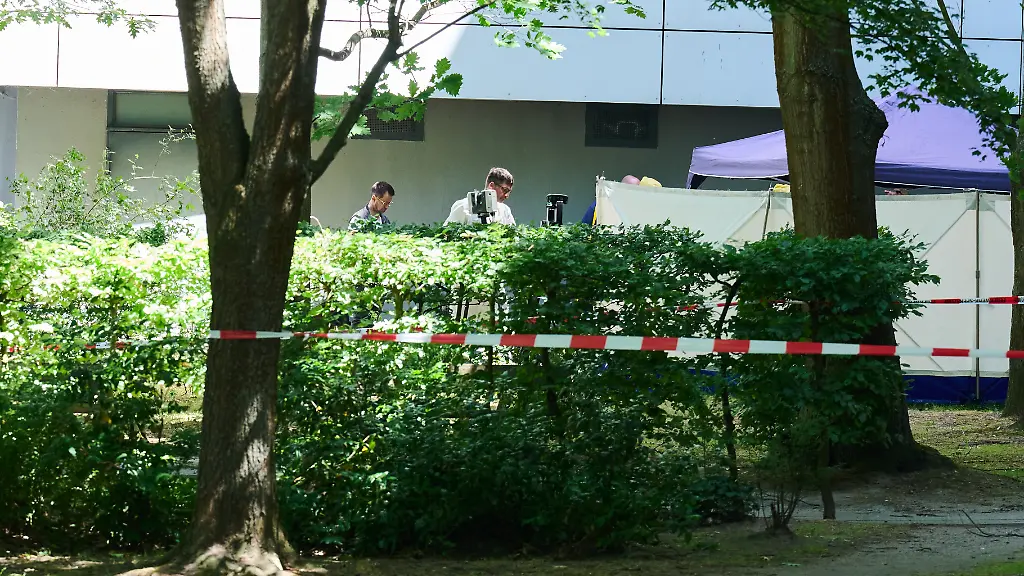 Hinter-einem-abgesperrten-Park-an-einem-Hochhaus-in-Lichterfelde-steht-ein-Sichtschutz-waehrend-Gerichtsmediziner-dort-arbeiten-Es-wurde-ein-totes-Baby-entdeckt