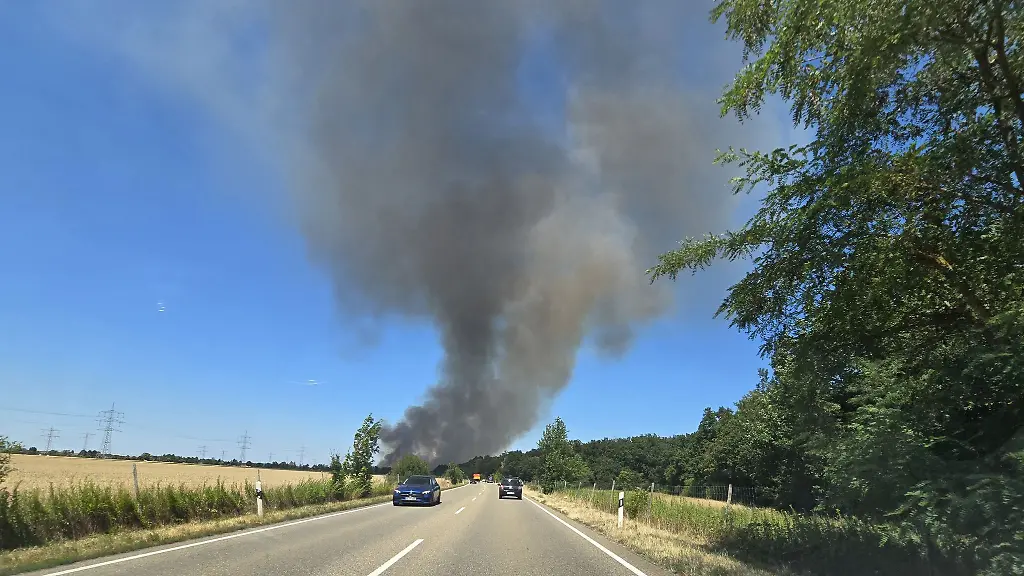 Eine-Rauchsaeule-steigt-am-Fahrbahnrand-der-B36-in-Linkenheim-Hochstetten-auf