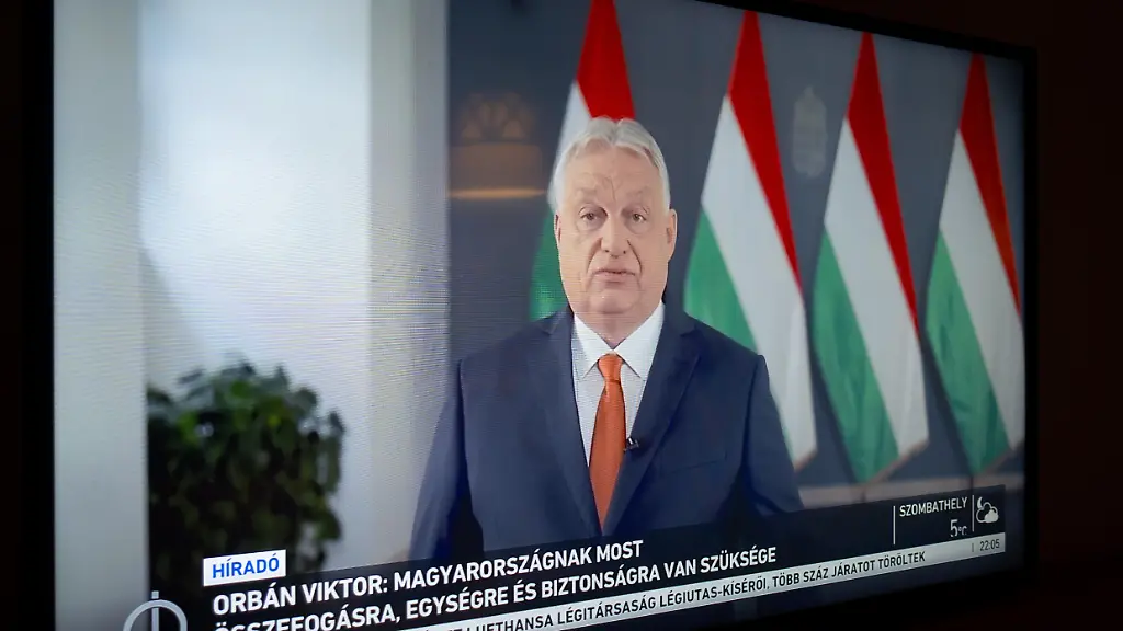A-television-set-in-a-hotel-room-shows-Hungarian-Prime-Minister-Viktor-Orban-during-a-televised-appearance-in-Budapest-Hungary-on-April-10-2026