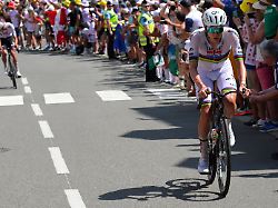 Tour-Führender stürzt: Rad-Gigant Pogacar fährt Konkurrenz in Schutt und Asche