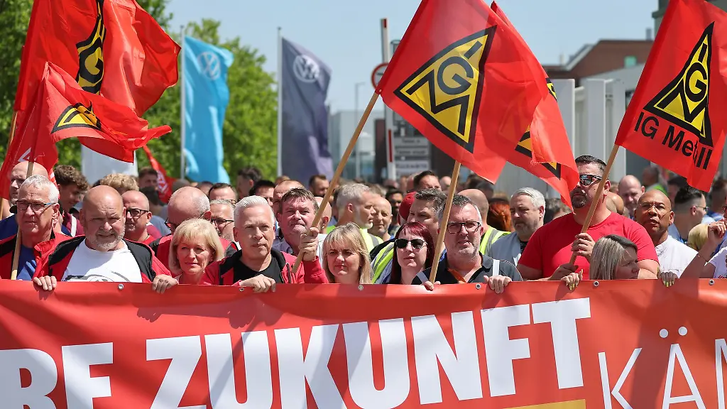 Am-Tag-der-Aufsichtsratssitzung-der-Volkswagen-AG-in-Wolfsburg-organisiert-die-IG-Metall-bundesweit-Informations-und-Protestaktionen-an-zahlreichen-Standorten-des-Konzerns-Auch-in-Zwickau-wird-demonstriert
