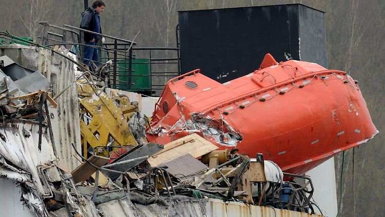 Aufbauten und Rettungsboot des Frachters sind schwer beschädigt.