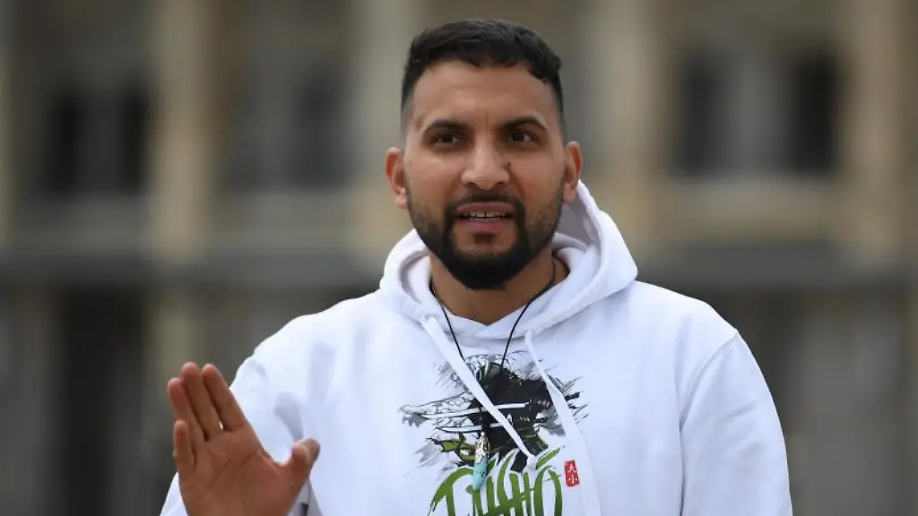 Attila-Hildmann-Kochbuchautor-bei-einer-Demonstrationen-gegen-die-Corona-Einschraenkungen