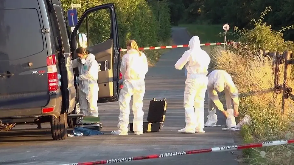 Die-Spurensicherung-bereitet-einen-Einsatz-vor-nachdem-ein-Mann-nach-Polizeiangaben-seine-76-jaehrige-Mutter-im-Rahmen-eines-Streites-angegriffen-und-angezuendet-haben-soll-Die-Frau-sei-noch-vor-Ort-an-ihren-Verletzungen-gestorben-teilte-die-Polizei-mit