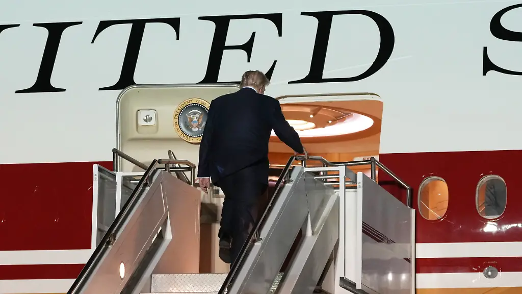 US-Praesident-Donald-Trump-wechselt-auf-dem-Rueckweg-vom-Nato-Gipfel-in-Ankara-nach-Washington-auf-der-US-Luftwaffenbasis-RAF-Mildenhall-in-Suffolk-das-Flugzeug
