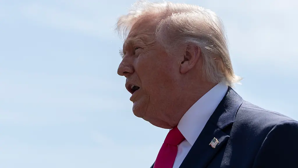 April-16-2026-Washington-District-Of-Columbia-United-States-U-S-President-Donald-Trump-speaks-to-press-members-before-boarding-Marine-One-on-the-South-Lawn-of-the-White-House-en-route-to-Las-Vegas-Nevada-on-April-16-2026-in-Washington-D-C-The-trip-is-part-of-an-effort-to-promote-recently-signed-tax-cuts-under-the-A-a-AOne-Big-Beautiful-Bill-ActA-a-A-ahead-of-the-midterm-elections-Trump-is-also-scheduled-to-speak-at-a-Turning-Point-USA-event-in-Phoenix-Arizona