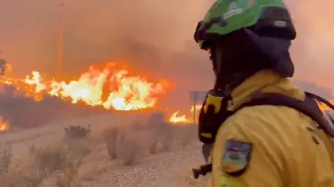 epi_1042207004_REUTERSFOTO_2026-07-10T035534Z 1603315392 RC2RAMA6HIW8 RTRMADP 3 EUROPE-WEATHER-SPAIN-WILDFIRE.JPG_An emergency worker