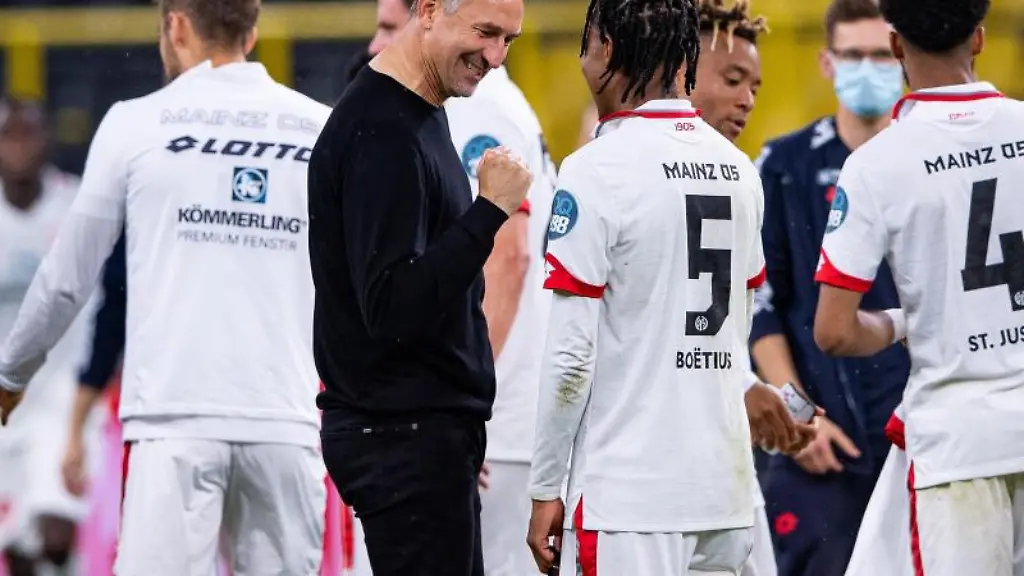 Der-Mainzer-Trainer-Achim-Beierlorzer-l-und-der-Mainzer-Jean-Paul-Boetius-freuen-sich-nach-dem-Spiel-ueber-den-Sieg