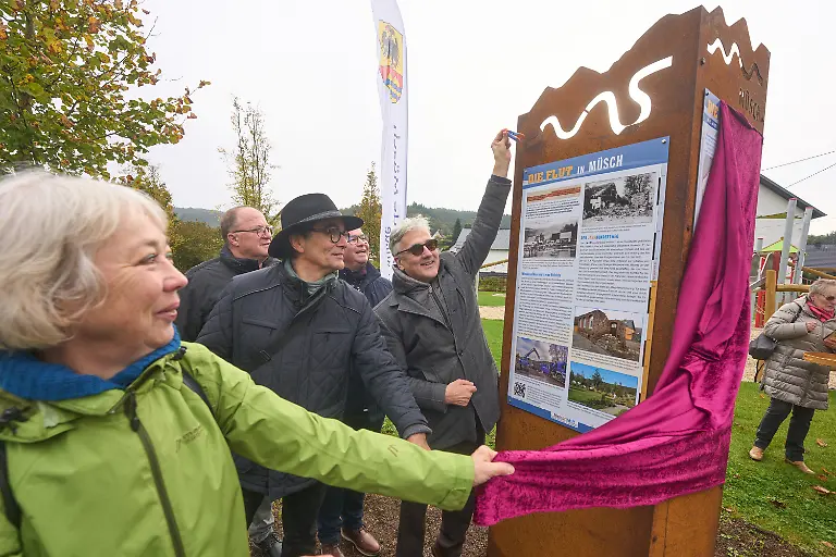 Annette-Holzapfel-Leiterin-der-Buergeriniriative-MemoriAHR-enthuellt-mit-Kai-Michael-Sprenger-Direktor-der-Stiftung-Orte-der-Demokratiegeschichte-r-die-erste-Stele-des-Gedenkprojekts-Der-Weg-der-Erinnerung-soll-von-der-Quelle-bis-zur-Muendung-der-Ahr-und-durch-alle-Orte-fuehren-die-von-der-Flutkatastrophe-im-Ahrtal-betroffen-waren