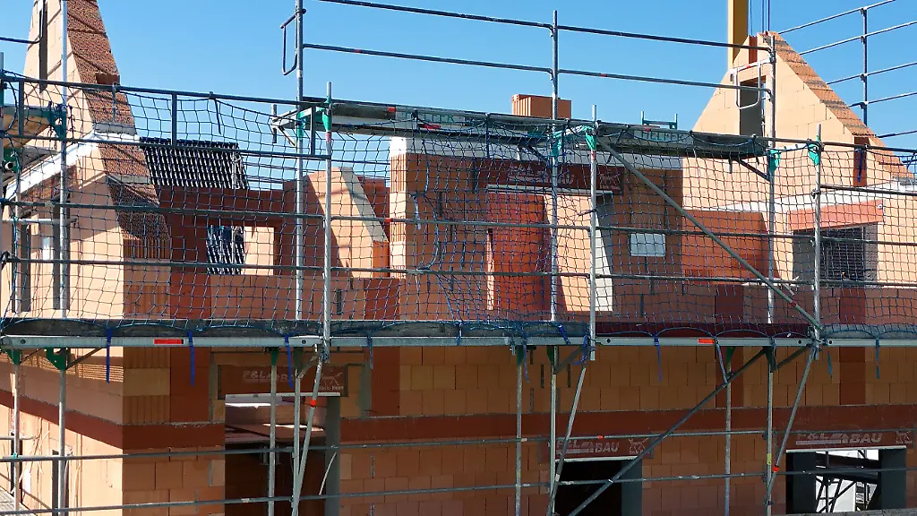 Wohnhaus-Einfamilienhaus-im-Rohbau-in-Bayern-Fertigstellung-Baubranche-Neubau-Gebaeude-Immobilie-Wohnungsbau-Mietwohnung-Miete-Bauboom-bauen-Bau-Baugewerbe-Immobilien-Baugewerbe-Baugebiet-Immobilienkrise-Baustelle