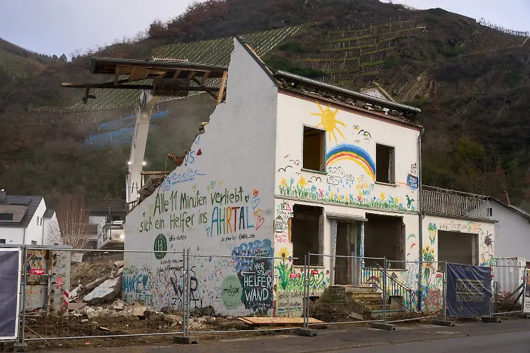 Ein-Bagger-bricht-waehrend-der-Abrissarbeiten-am-sogenannten-Helfer-Haus-Stuecke-aus-dem-Mauerwerk-Das-Helfer-Haus-war-nach-der-Flut-im-Ahrtal-zu-einem-Symbol-der-Solidaritaet-geworden