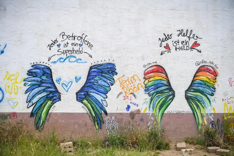 Graffiti-mit-bunten-Engelsfluegeln-fuer-Betroffene-l-und-Helfer-der-Flutkatastrophe-am-13-Juni-2022-an-einem-Haus-in-Dernau