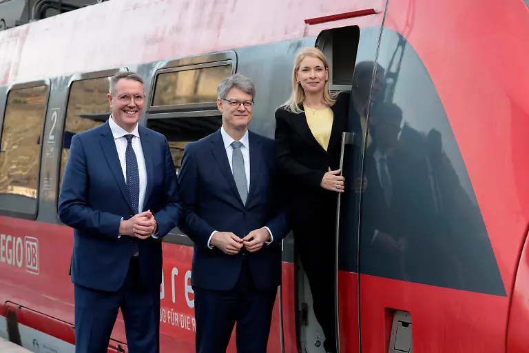 Alexander-Schweitzer-Patrick-Schnieder-Evelyn-Palla-bei-der-Inbetriebnahme-der-neuen-Ahrtalbahn-mit-Sonderfahrt-von-Dernau-nach-Altenahr-Altenahr-12-12