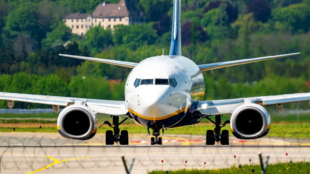 Eine-Ryanair-Boeing-737-steht-frontal-auf-der-Startbahn-am-Flughafen-Das-Bild-zeigt-modernen-Flugverkehr-Mobilitaet-und-die-Bedeutung-von-Flugzeugen-fuer-Reisen-Transport-und-internationalen-Tourismus