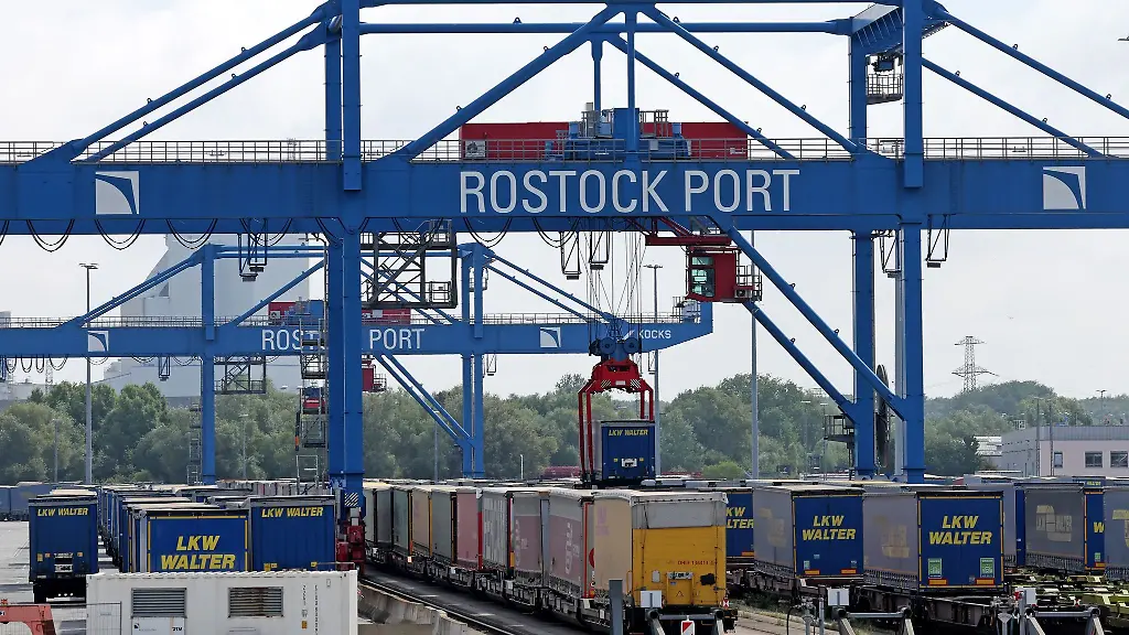 Trailer-werden-im-Rostocker-Ueberseehafen-verladen-und-verschifft