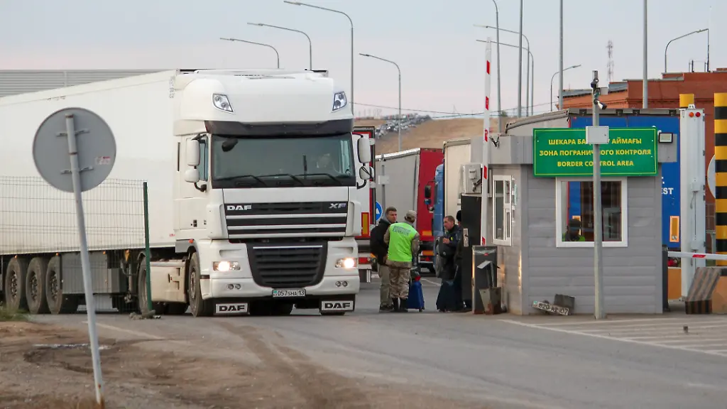 URALSK-KAZAKHSTAN-SEPTEMBER-27-2022-A-truck-is-seen-at-the-Syrym-automobile-crossing-point-on-the-Russian-Kazakh-border-According-to-the-Kazakh-Interior-Ministry-around-98-thousand-Russian-citizens-have-arrived-in-Kazakhstan-many-Russians-use-Kazakhstan-as-a-transit-country-for-relocation-to-Kyrgyzstan-and-Uzbekistan