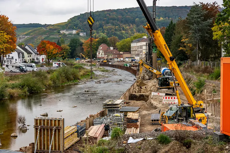Wiederaufbau-im-Ahrtal-nach-der-Flut-vom-Juli-2021-Wiederherstellung-der-Flusslandschaft-nach-dem-Beseitigen-von-Truemmern-Treibgut-wird-der-Fluss-Ahr-und-das-Ufer-befestigt-bei-Ahrweiler-Rheinland-Pfalz