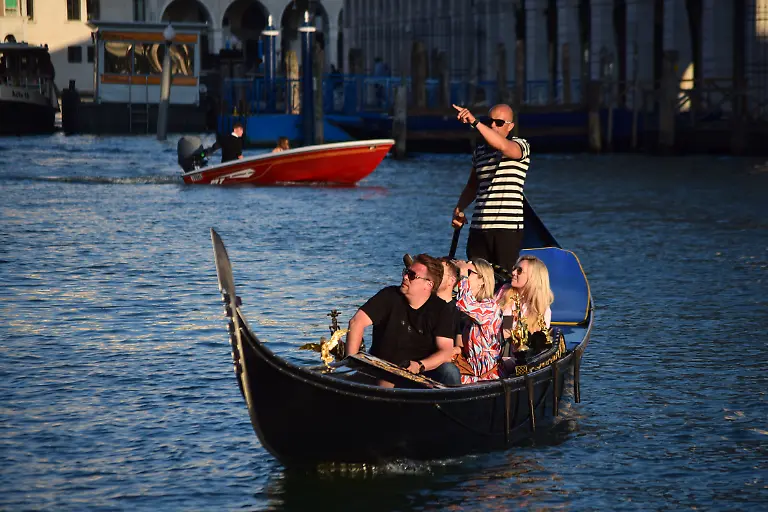 25-GondoliereTouristen