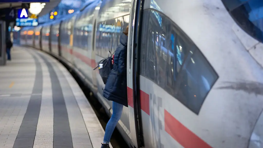 Nach-einem-Boeschungsbrand-bei-Leverkusen-kommt-es-bei-vielen-Zuegen-zu-Verspaetungen