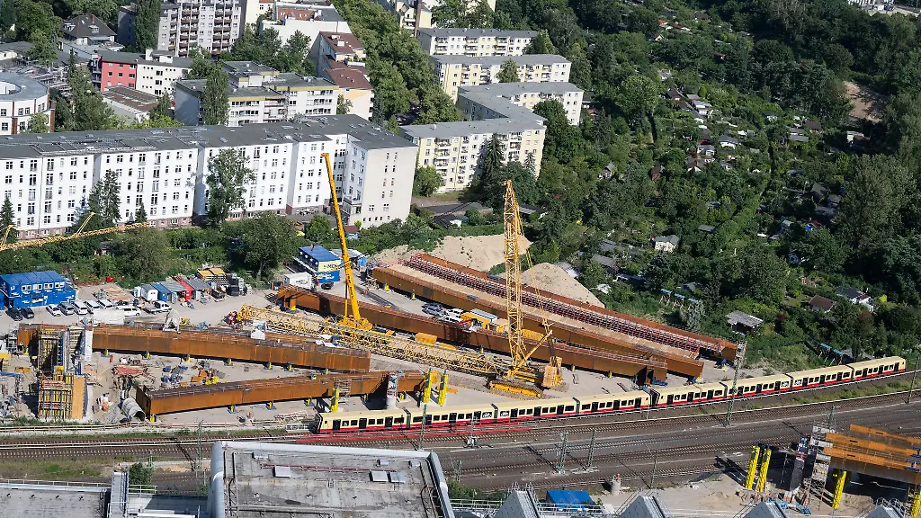 Bei-Neubau-der-Ringbahnbruecke-werden-vormontierten-Ueberbauteile-an-diesem-Wochenende-in-ihre-endgueltige-Lage-gehoben