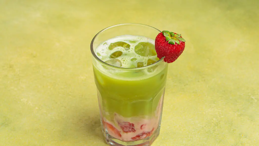 Ein-Iced-Strawberry-Matcha-Latte-verbindet-das-herbe-Aroma-von-Matcha-mit-fruchtigem-Erdbeerpueree