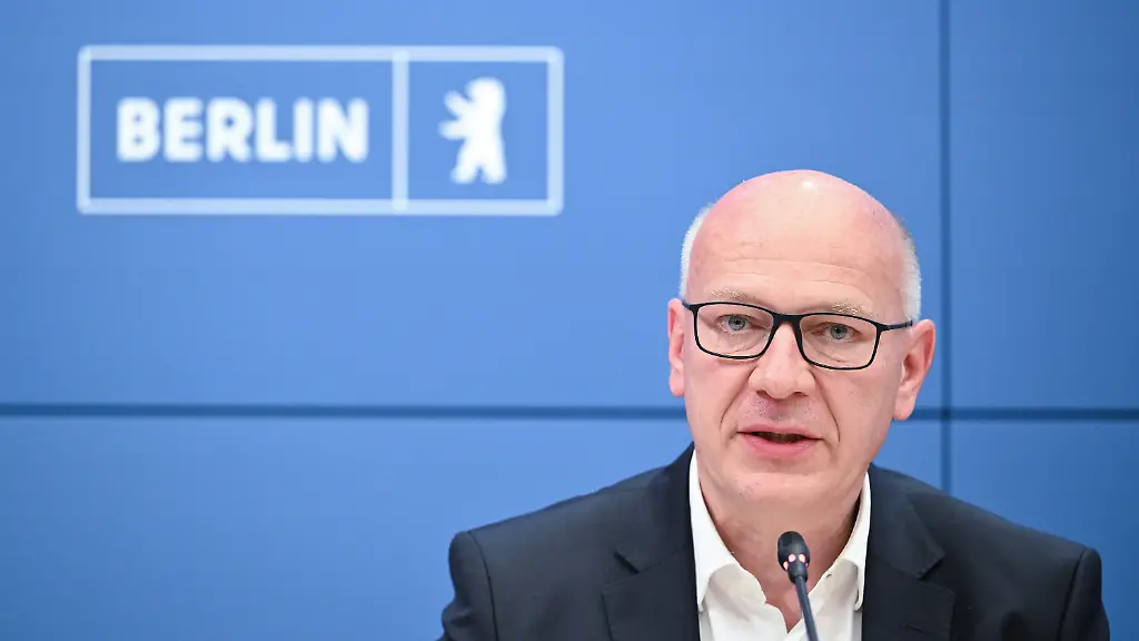 ARCHIV-06-07-2026-Berlin-Berlins-Regierender-Buergermeister-Kai-Wegner-CDU-spricht-waehrend-der-Pressekonferenz-der-Expertenkommission-zum-grossen-Stromausfall-Anfang-des-Jahres-2026