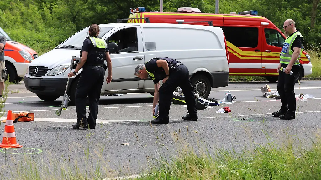 Bei-dem-schweren-Unfall-wurden-ein-zehn-Jahre-altes-Maedchen-und-ein-Schulbegleiter-getoetet-Archivbild