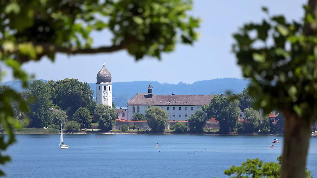 Der-Chiemsee-mit-der-Fraueninsel-ist-ein-beliebtes-Ausflugsziel-in-Oberbayern