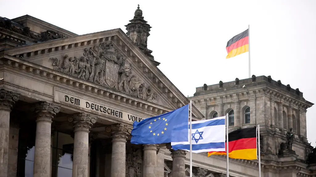 DEU-Deutschland-Germany-Berlin-25-01-2022-Fahne-vom-Staat-Israel-mit-Deutschlandfahne-und-Fahne-der-Europaeischen-Union-EU-vor-dem-Reichstag-Sitz-des-Deutschen-Bundestag-und-der-Bundesversammlung-mit-Deutschlandfahnen-und-Portal-mit-Inschrift-Dem-Deutschen-Volke-in-Berlin-en-Flags-of-the-state-of-Israel-and-Germany-and-flag-of-the-European-Union-EU-in-front-of-the-Reichtag-Site-of-the-German-parliament-Deutscher-Bundestag-with-German-flags-and-inscription-Dem-Deutschen-Volke-To-the-German-People-in-Berlin-Germany-German-parliament-The-Bundestag-by-architect-Sir-Norman-Foster