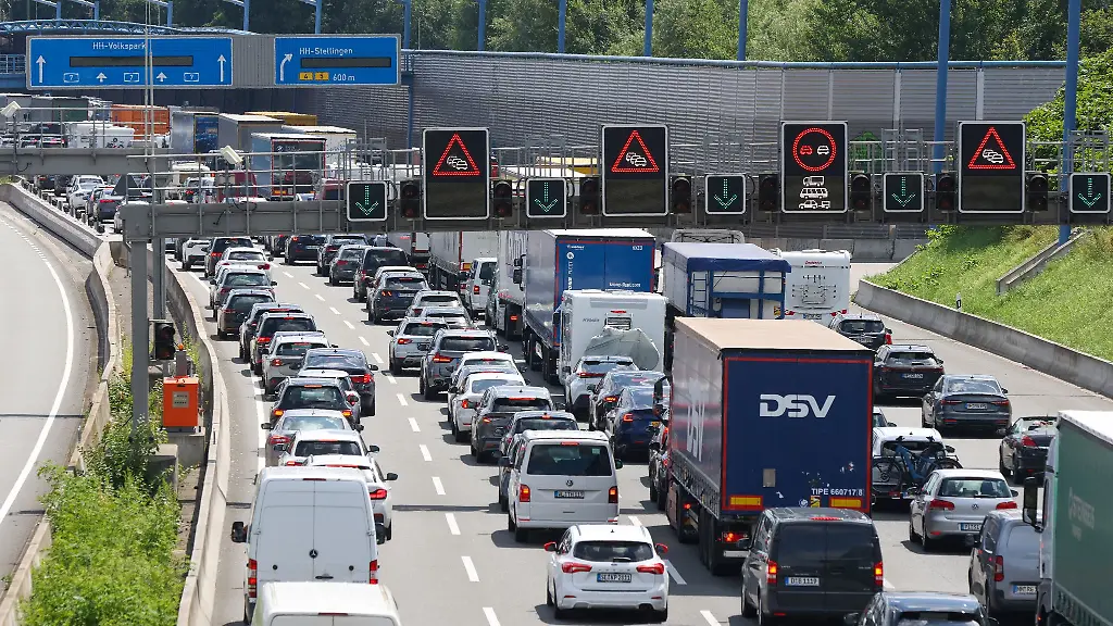 Rund-um-Hamburg-kommt-es-vermehrt-zu-Staus