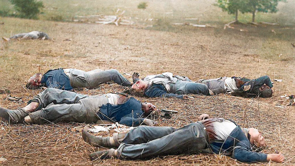 Amerikanischer-Sezessionskrieg-186165-Schlacht-bei-Gettysburg-Pennsylvania-1-3-Juli-1863-Sieg-der-Unionstruppen-unter-General-George-G-Meade-ueber-die-Konfoederierten-unter-General-Robert-E-Lee-Field-where-General-Reynolds-fell-Leichen-von-Soldaten-der-Unionstruppen-gefallen-am-1-Juli-nahe-den-McPherson-Woods-Photographie-Juli-1863-Timothy-H-OSullivan-18401882-Aus-Alexander-Gardner-Photographic-Sketch-Book-of-the-Civil-War-Washington-D-C-um-1866-v-1-no-37-Aufnahme-nachtraeglich-digital-koloriert