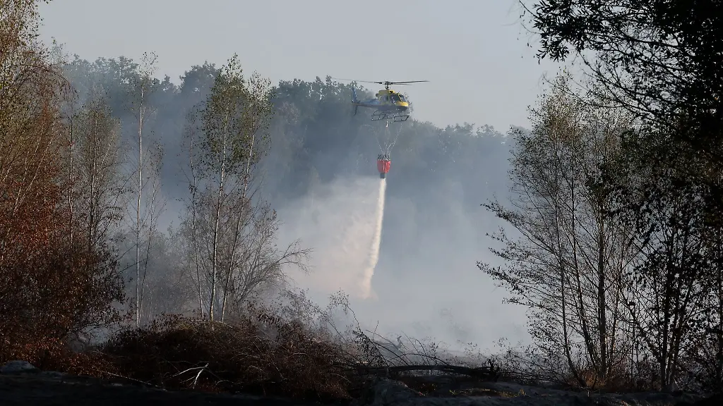 Nun-bekaempft-ein-Loeschhubschrauber-den-Brand