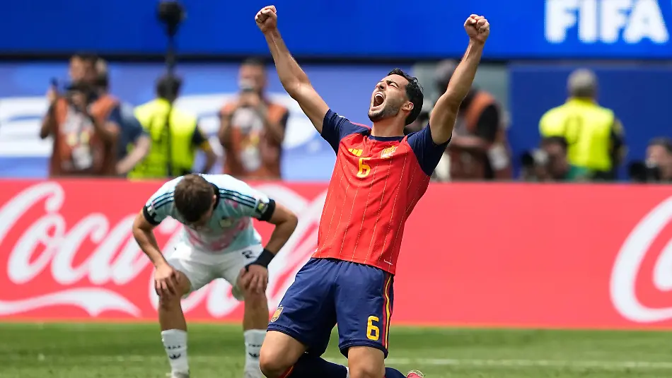 Fussball-Maenner-WM-2026-Spanien-Belgien-Viertelfinale-Los-Angeles-Stadion-in-Inglewood-Der-Spanier-Mikel-Merino-jubelt-nach-dem-Sieg