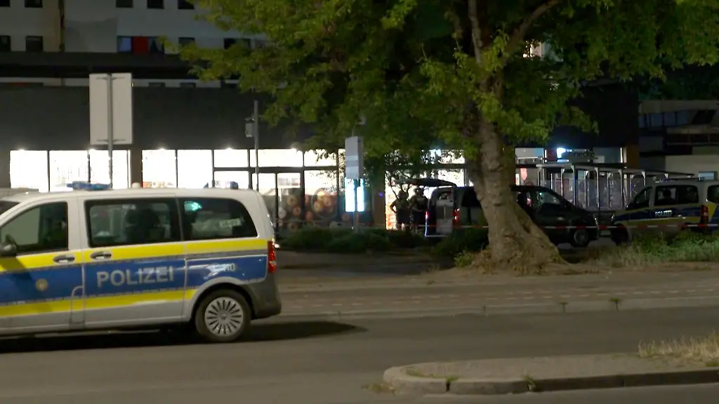 Einsatzkraefte-der-Polizei-sind-an-einem-Supermarkt-im-Einsatz-In-einem-Supermarkt-in-Berlin-laeuft-nach-Angaben-der-Polizei-eine-Geiselnahme