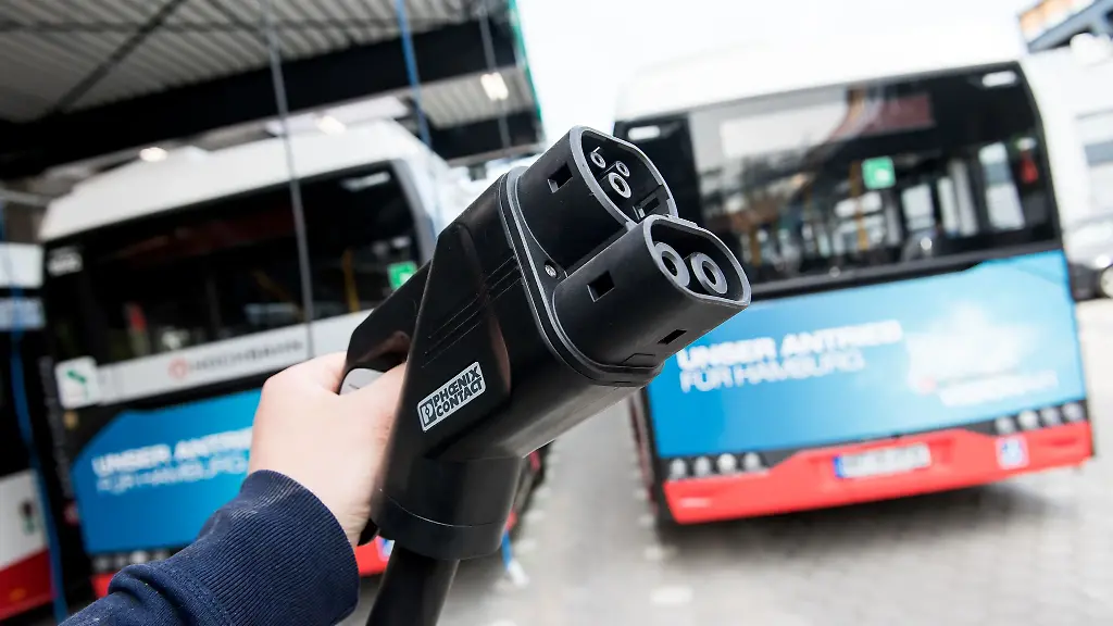 Zusaetzlich-zu-den-E-Bussen-hat-die-Hamburger-herkoemmlich-angetriebene-Busse-im-Einsatz