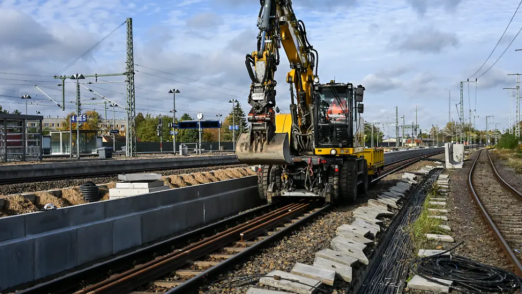 Bei-der-Generalsanierung-der-Bahnstrecke-Hamburg-Berlin-sind-umfangreiche-Arbeiten-am-Bahnhof-Wittenberge-im-Gange-Es-entsteht-auch-ein-neuer-Bahnsteig-um-die-Anforderungen-des-angestrebten-Deutschlandtaktes-zu-erfuellen