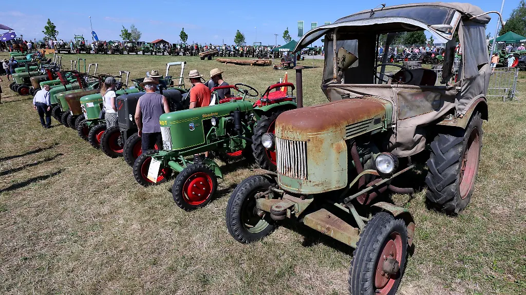 Ein-Oldtimer-Traktor-schoener-als-der-andere
