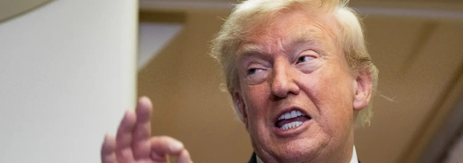 Praesident-Donald-Trump-spricht-nach-der-Landung-auf-dem-Stuetzpunkt-der-US-Luftwaffe-bei-der-RAF-Mildenhall-an-Bord-der-Air-Force-One-mit-Reportern