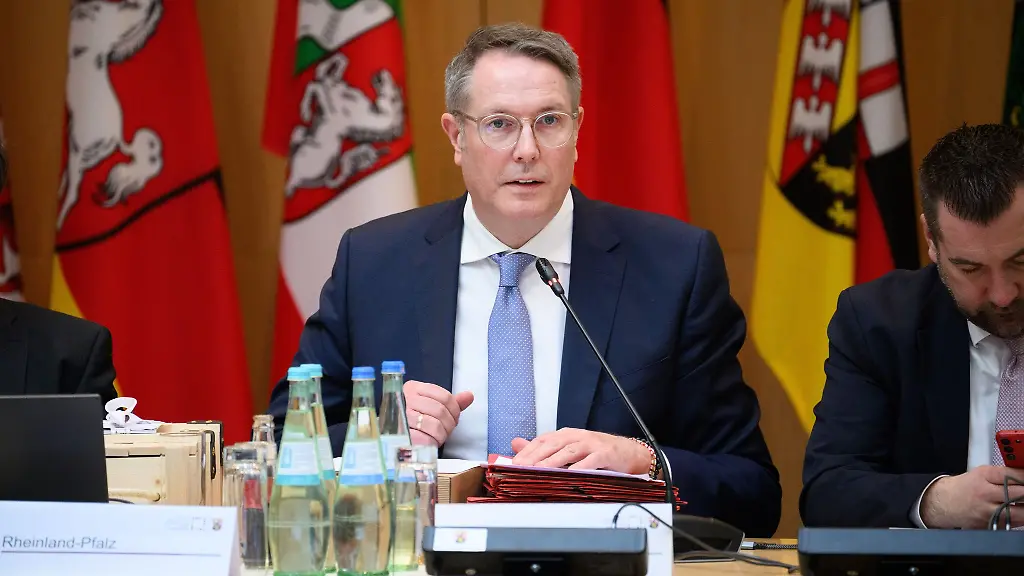 Ex-Ministerpraesident-Schweitzer-hat-sich-als-MPK-Vorsitzender-beim-Bund-fuer-mehr-Unterstuetzung-der-Kommunen-eingesetzt