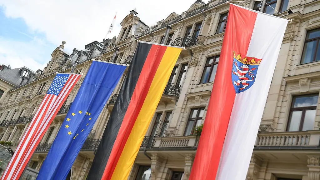 Auch-die-Fahne-der-USA-hat-schon-vor-Hessens-Staatskanzlei-in-Wiesbaden-geweht-Regierungschef-Boris-Rhein-CDU-spricht-von-einer-engen-Beziehung-zu-der-Weltmacht