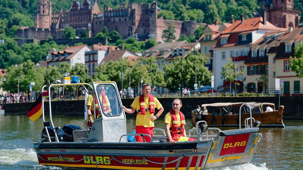 Sind-hier-alle-sicher-unterwegs-Alexander-Walter-faehrt-mit-DLRG-Kollegen-mit-einer-Bootsstreife-ueber-den-Neckar