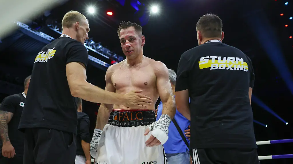 Stuttgart-Boxen-Felix-Sturm-vs-Granit-Stein-Felix-Sturm-enhttaeuscht-Stuttgart-Boxing-Felix-Sturm-vs