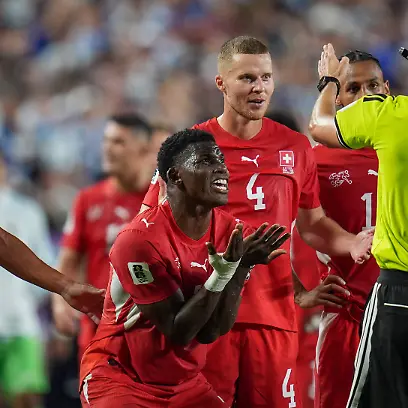 USA-Fussball-FIFA-World-Cup-WM-Weltmeisterschaft-Fussball-2026-Viertelfinale-Argentinien-vs-Schweiz-Kansas-City-Stadium-GEHA-Field-at-Arrowhead-Stadium-Kansas-City-Missouri-Schiedsrichter-Joao-Pinheiro-Portugal-zeigt-Breel-Embolo-Schweiz-7-die-Gelb-Rote-Karte-nach-VAR-Check-und-schickt-ihn-vom-Spielfeld-Mimik-Gesichtsausdruck-Emotion-Traenen-USA-Soccer-2026-FIFA-World-Cup-Quarterfinal-Argentina-vs-Switzerland-at-Kansas-City-Stadium-GEHA-Field-at-Arrowhead-Stadium-Kansas-City-Missouri-Referee-Joao-Pinheiro-of-Portugal-shows-Breel-Embolo-of-Switzerland-a-yellow-red-card-following-a-VAR-review-and-sends-him-off-the-field