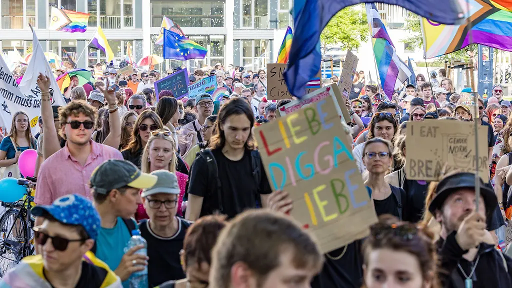Nach-Angaben-der-Veranstalter-nahmen-in-der-Spitze-rund-1-500-Menschen-am-Christopher-Street-Day-in-Cottbus-teil