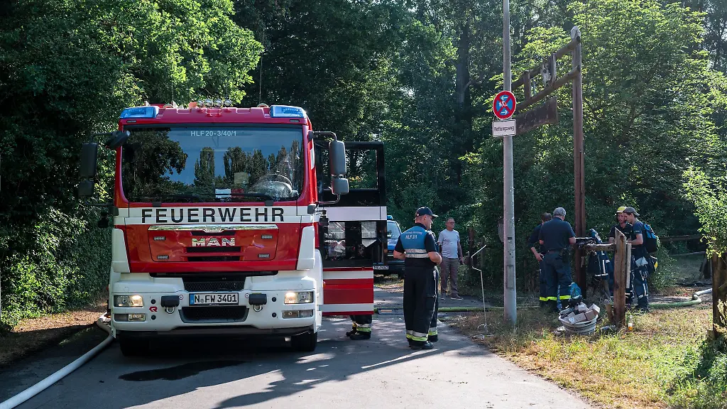 Einsatzkraefte-der-Feuerwehr-ueberwachen-das-Areal-auch-Stunden-nach-dem-Feuer
