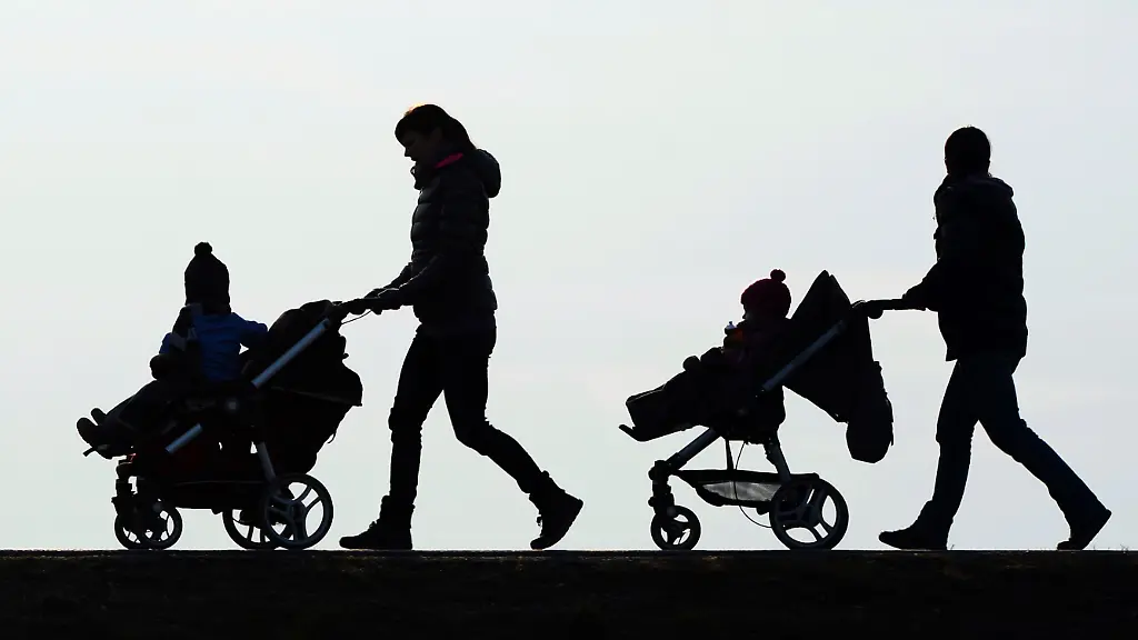 ILLUSTRATION-Zwei-Muetter-schieben-ihre-Kinderwagen-eine-Landstrasse-entlang-Alleinerziehende-koennen-vom-Staat-Unterhaltsvorschuss-bekommen